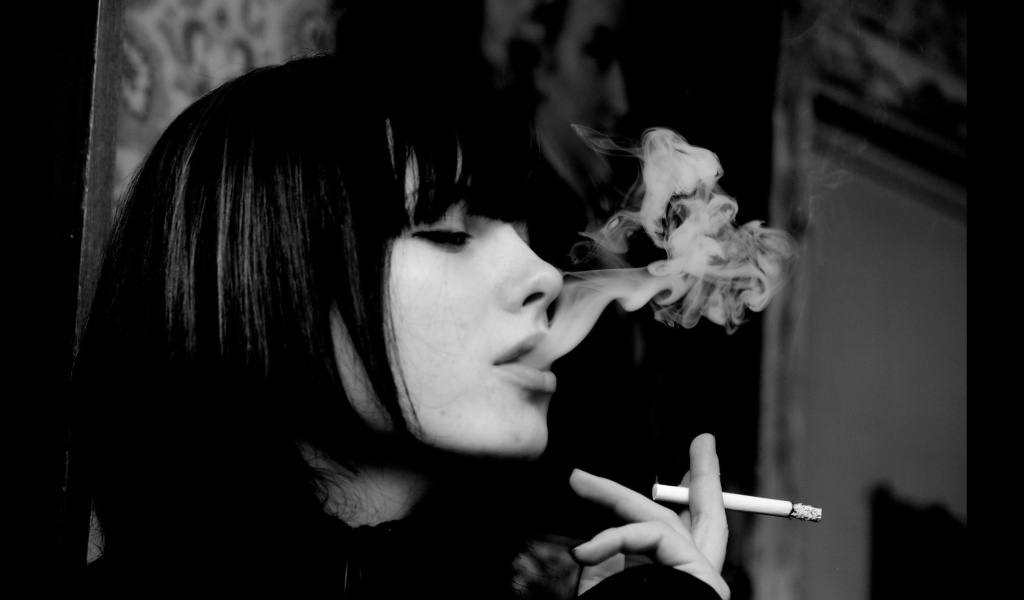 Das Black and white photo smoking girl Wallpaper 1024x600