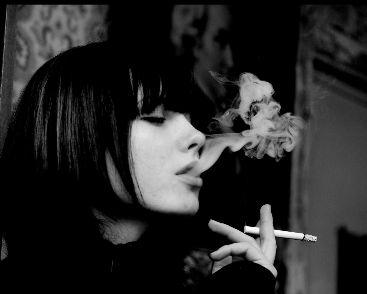 Black and white photo smoking girl wallpaper 1280x1024