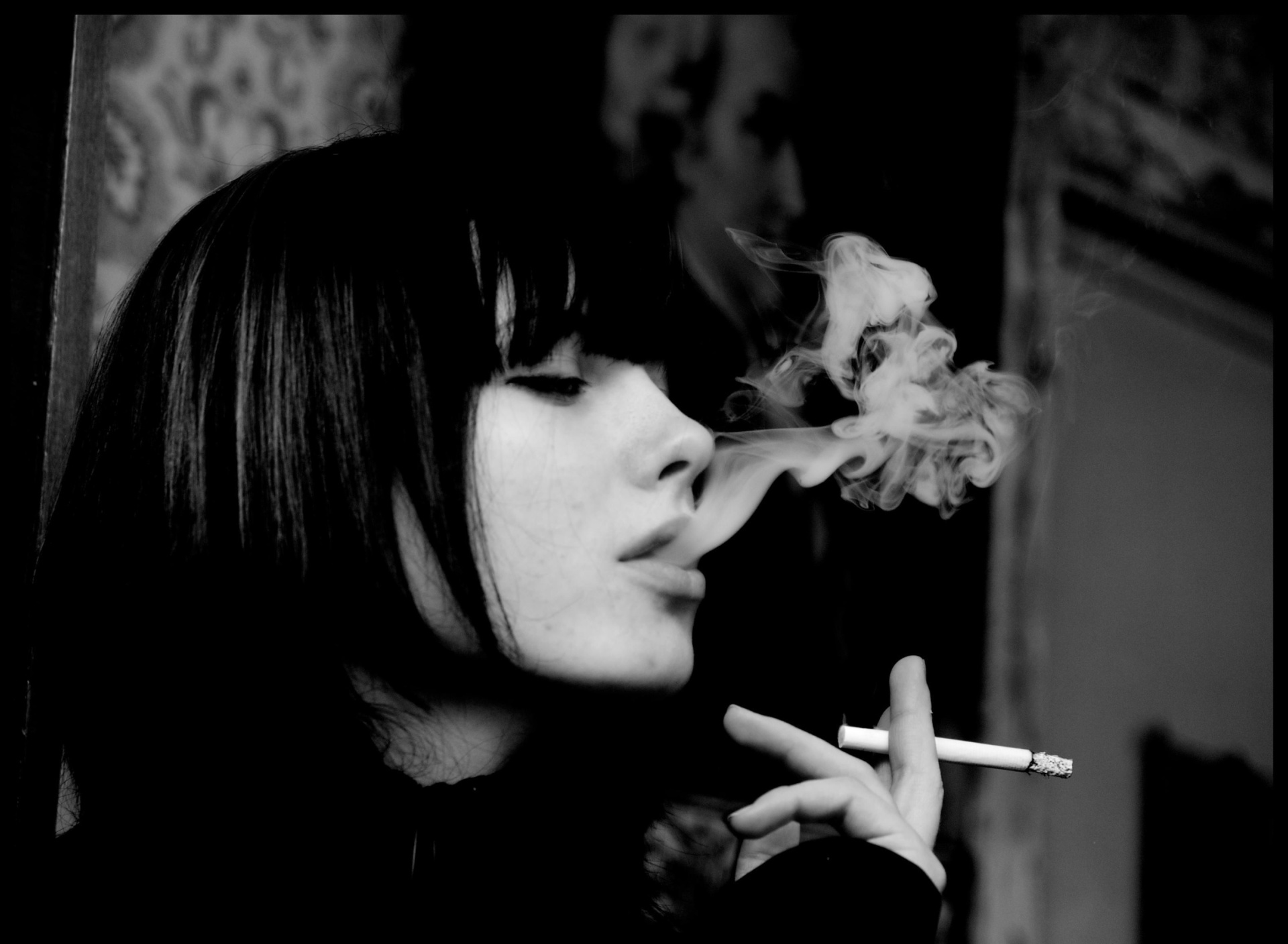 Black and white photo smoking girl wallpaper 1920x1408