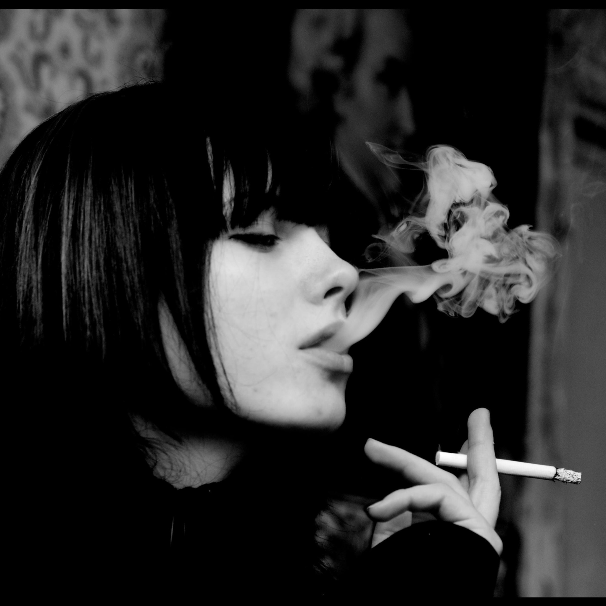 Sfondi Black and white photo smoking girl 2048x2048