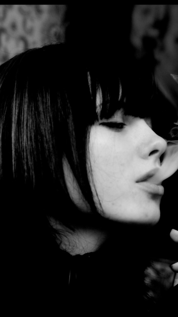 Das Black and white photo smoking girl Wallpaper 360x640