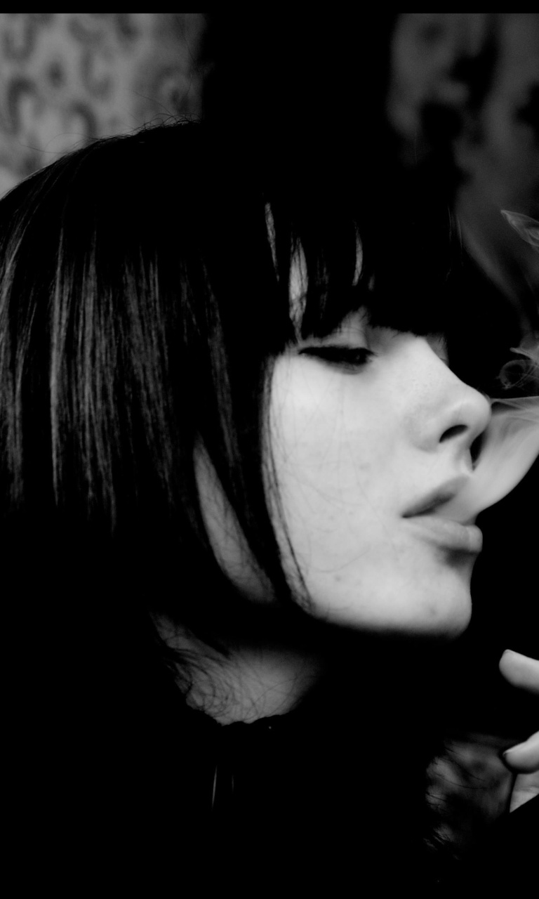 Das Black and white photo smoking girl Wallpaper 768x1280
