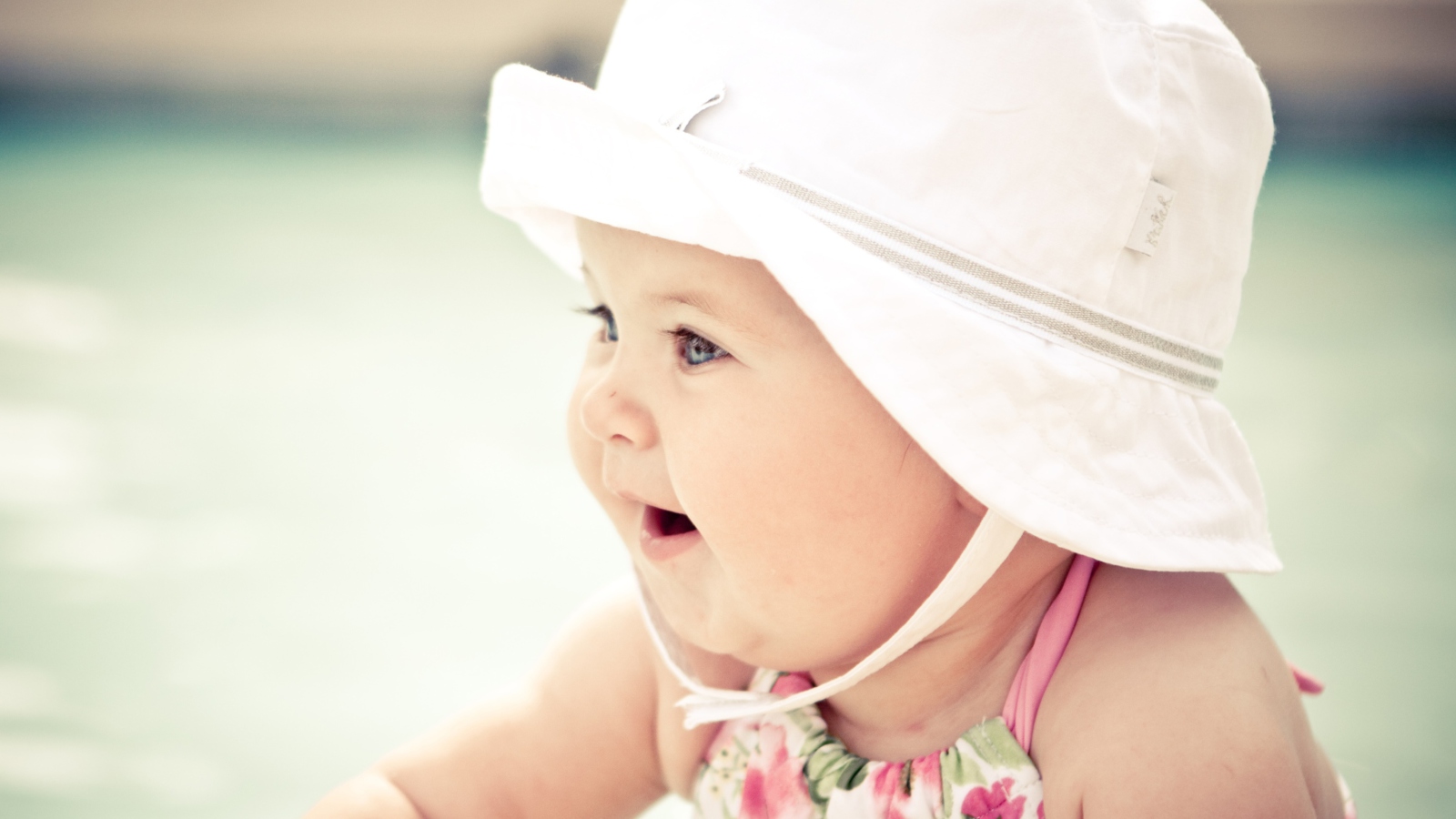 Screenshot №1 pro téma Cute Baby In Hat 1600x900