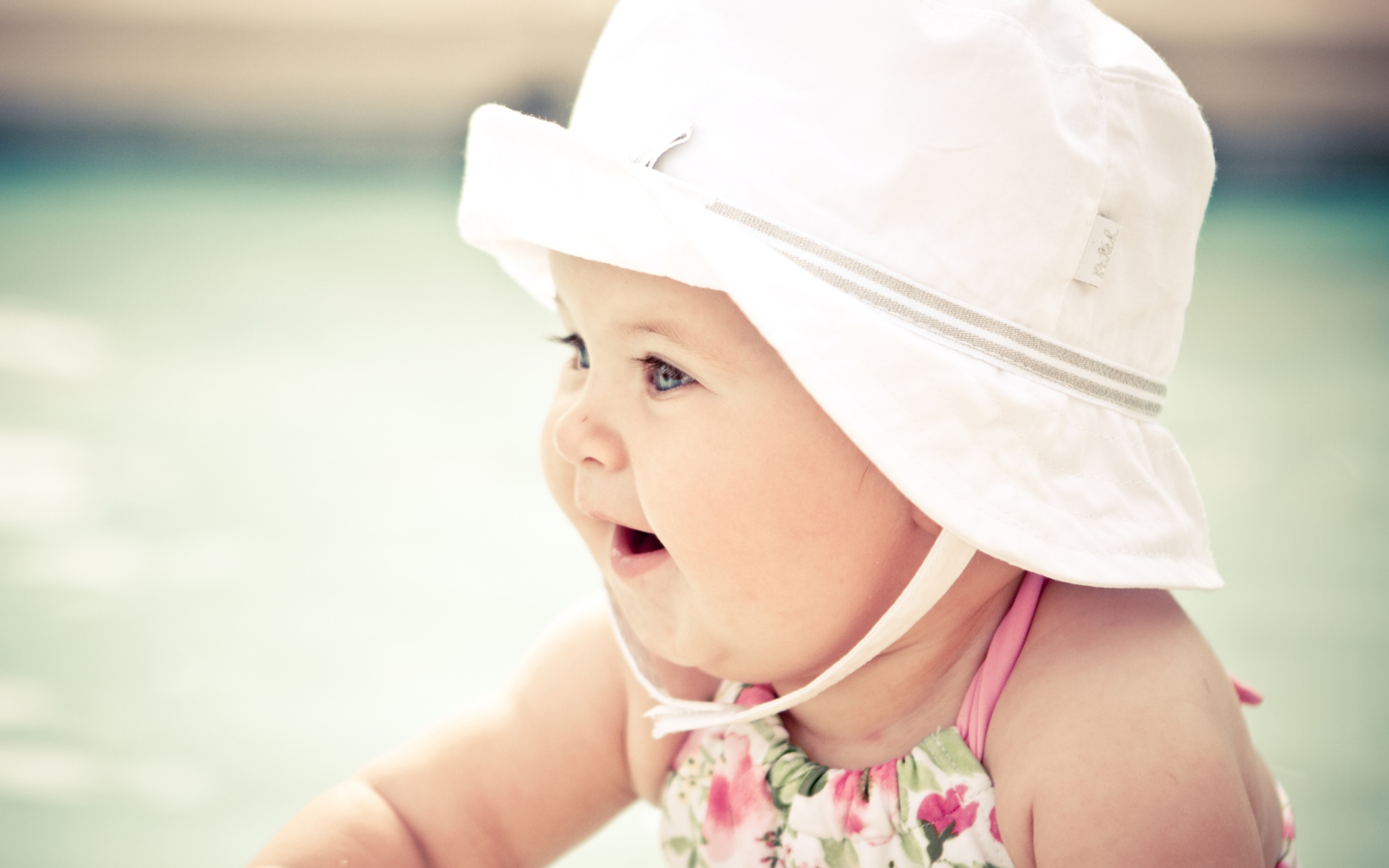 Screenshot №1 pro téma Cute Baby In Hat 2560x1600