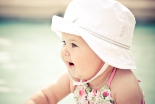 Cute Baby In Hat - Obrázkek zdarma pro 176x144