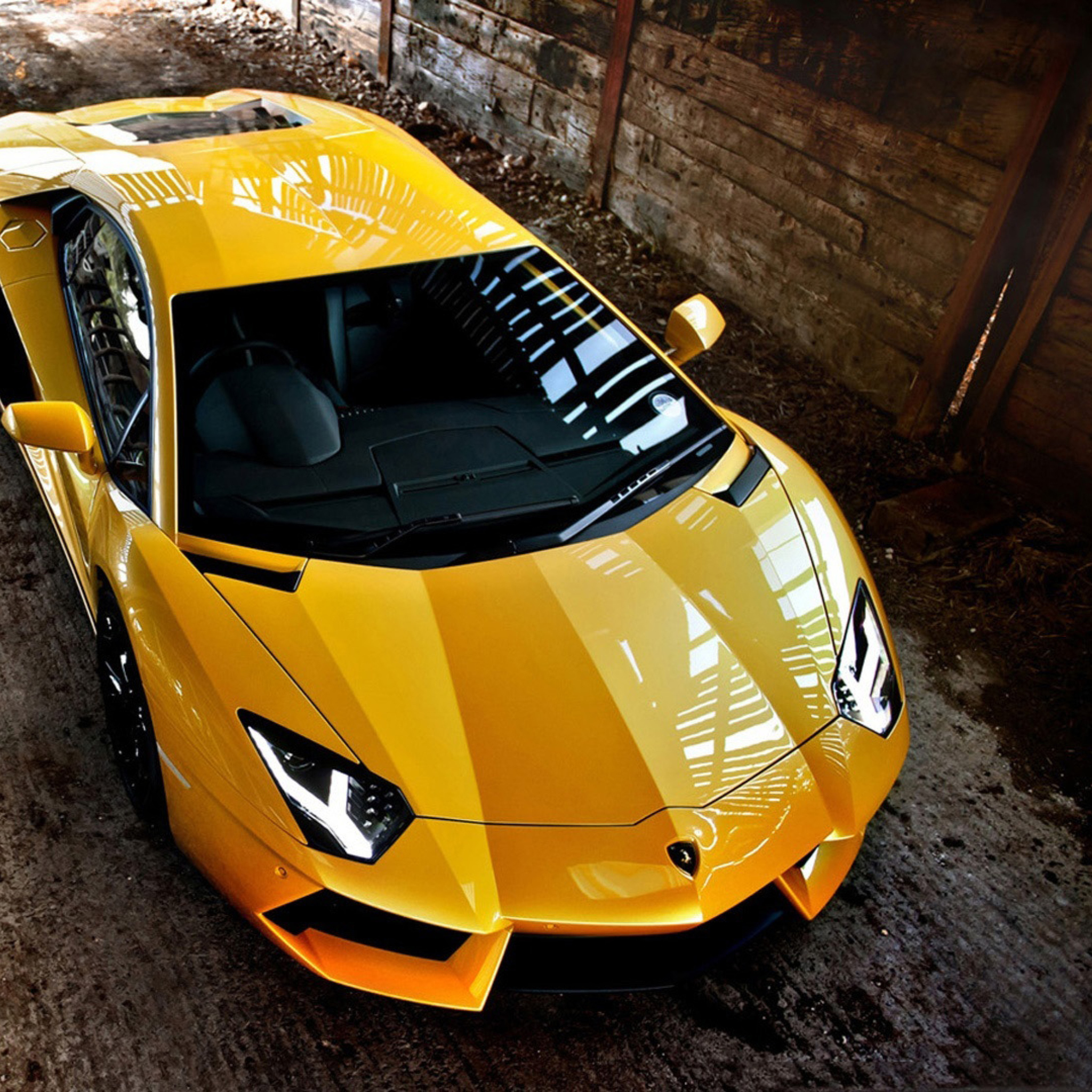 Sfondi Yellow Lamborghini Aventador 2048x2048