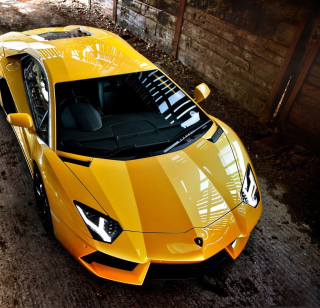 Обои Yellow Lamborghini Aventador на телефон 1024x1024