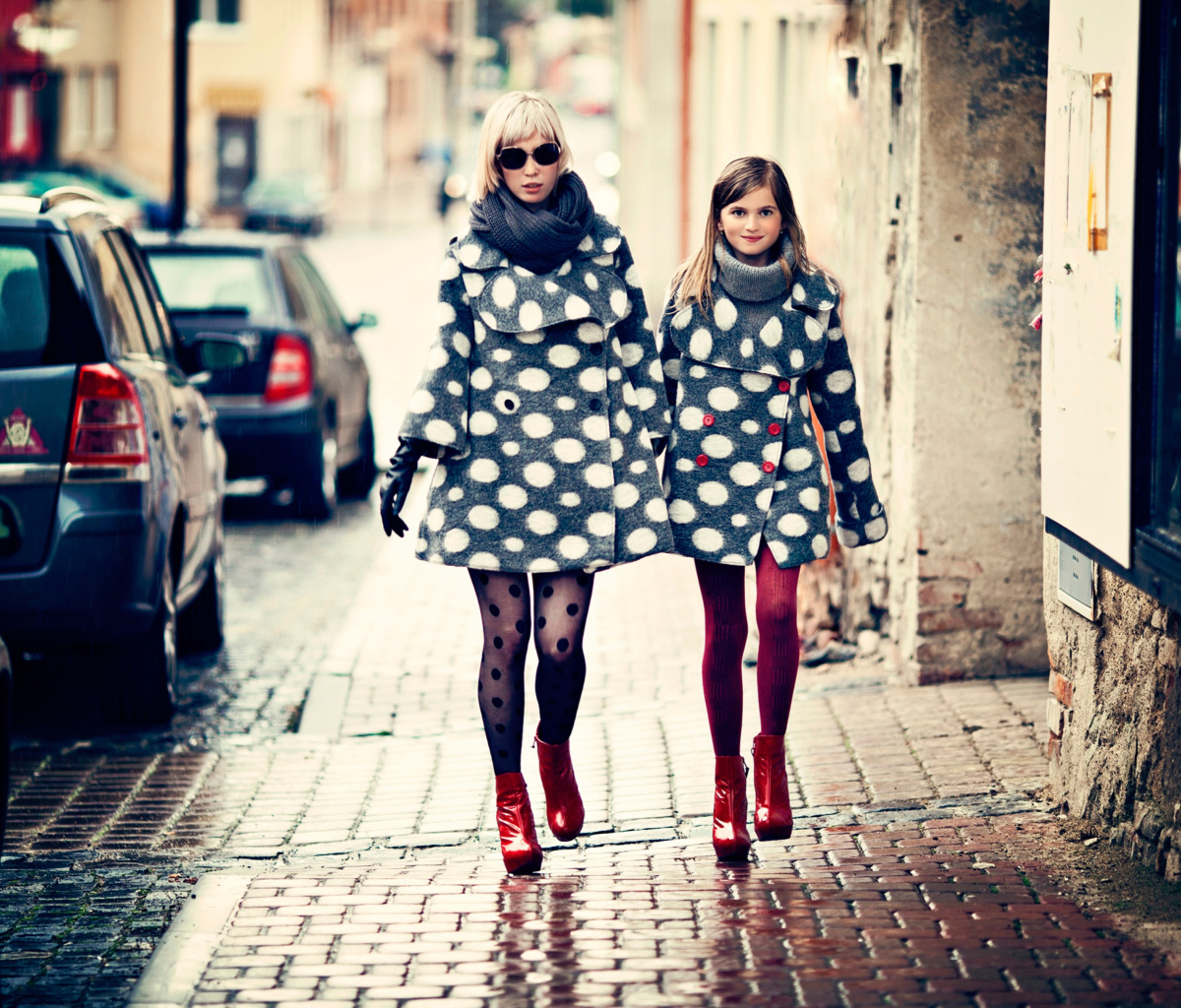 Fondo de pantalla Mother And Daughter In Matching Coats 1200x1024