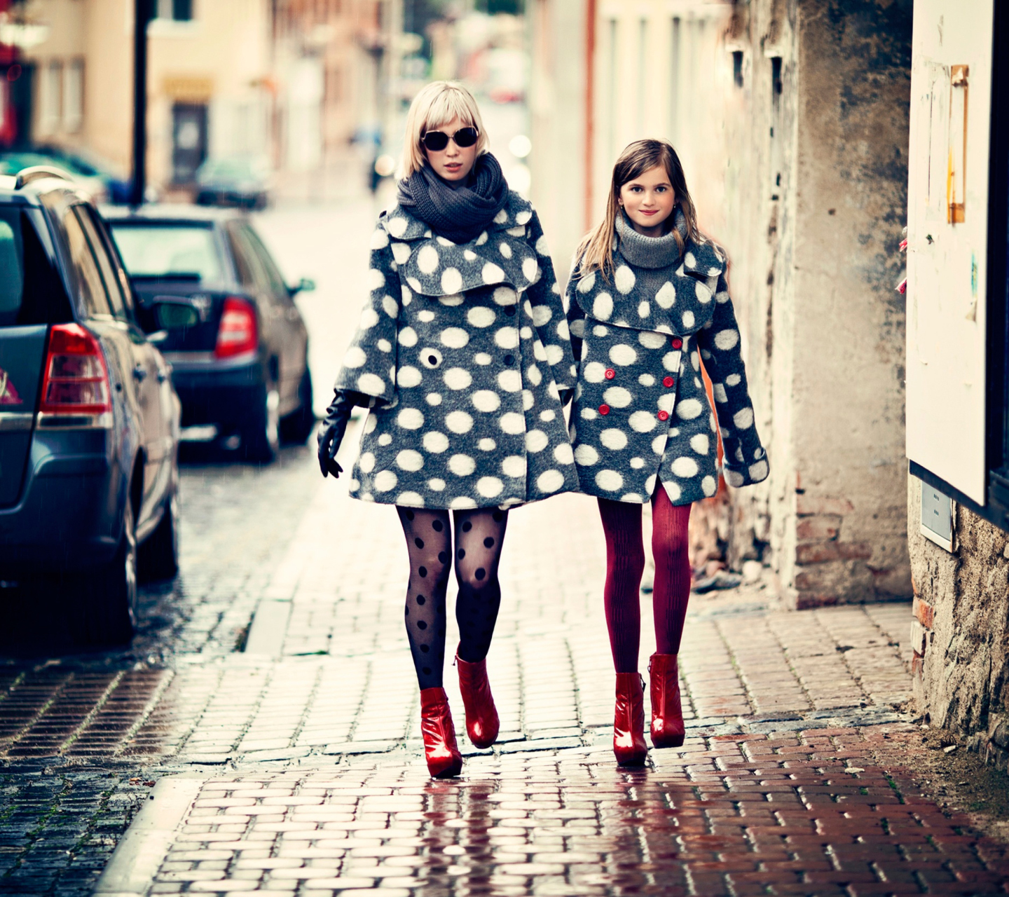 Fondo de pantalla Mother And Daughter In Matching Coats 1440x1280
