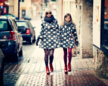 Das Mother And Daughter In Matching Coats Wallpaper 220x176