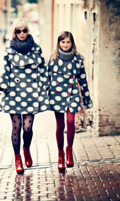 Screenshot №1 pro téma Mother And Daughter In Matching Coats 240x400
