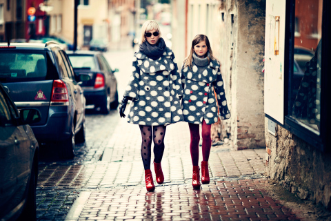 Обои Mother And Daughter In Matching Coats 480x320