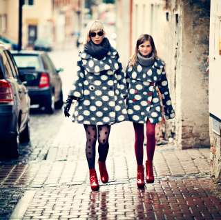 Kostenloses Mother And Daughter In Matching Coats Wallpaper für 208x208
