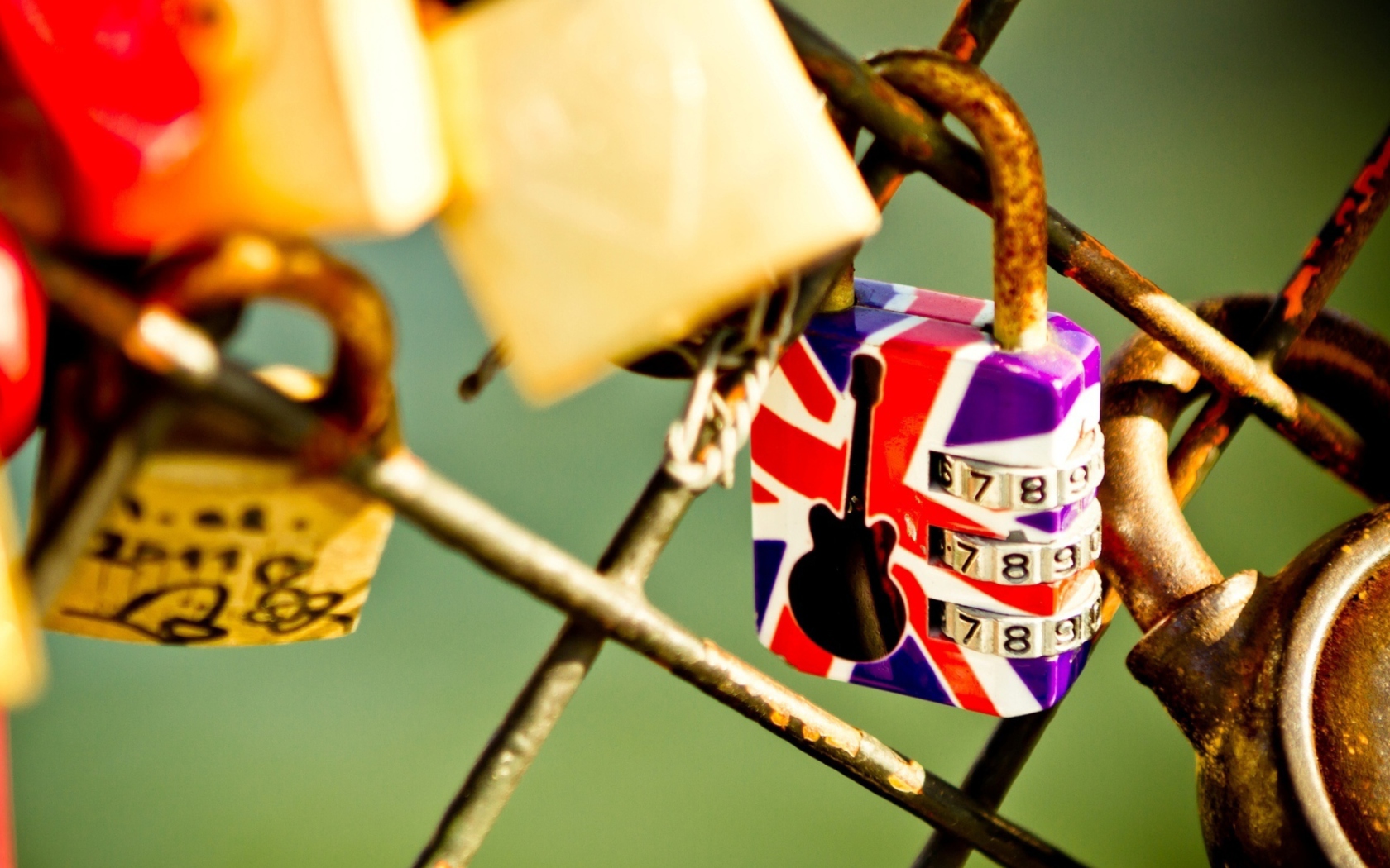 Обои British Lock 1680x1050