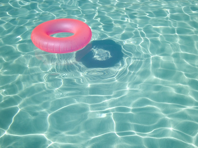 Sfondi Summer Swim 640x480