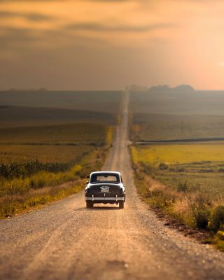 Retro Car on Highway - Obrázkek zdarma pro 640x1136