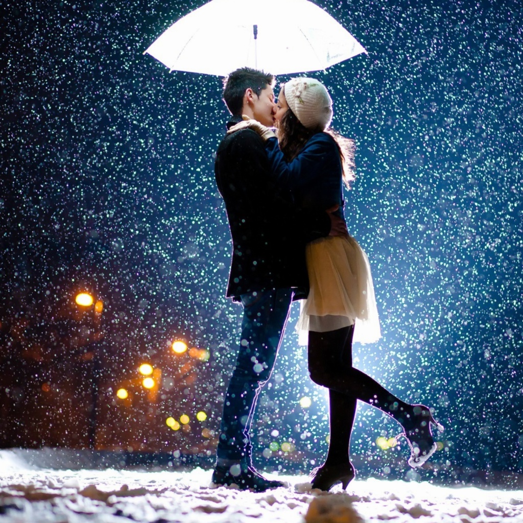 Kissing under snow wallpaper 1024x1024