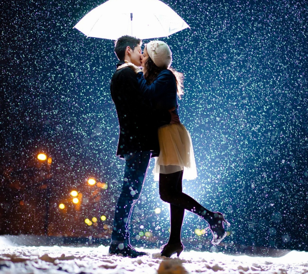 Обои Kissing under snow 1080x960