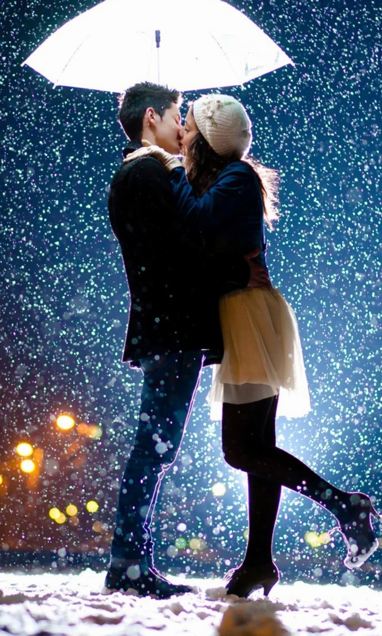 Обои Kissing under snow 768x1280