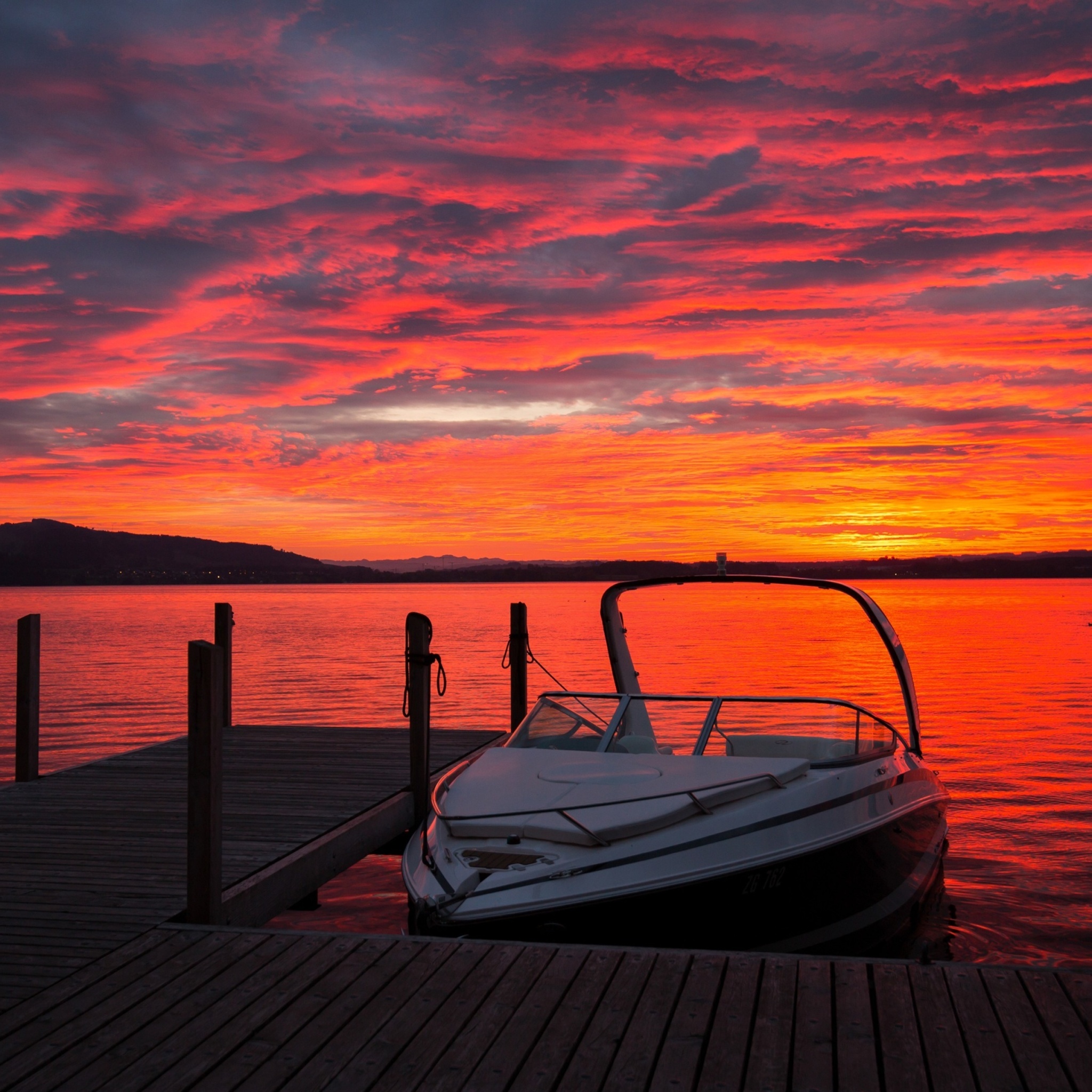 Das Lake sunrise with boat Wallpaper 2048x2048