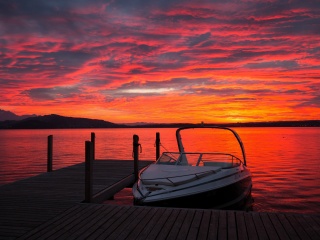 Fondo de pantalla Lake sunrise with boat 320x240