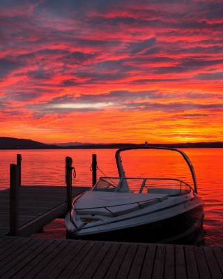 Kostenloses Lake sunrise with boat Wallpaper für Nokia X1-00