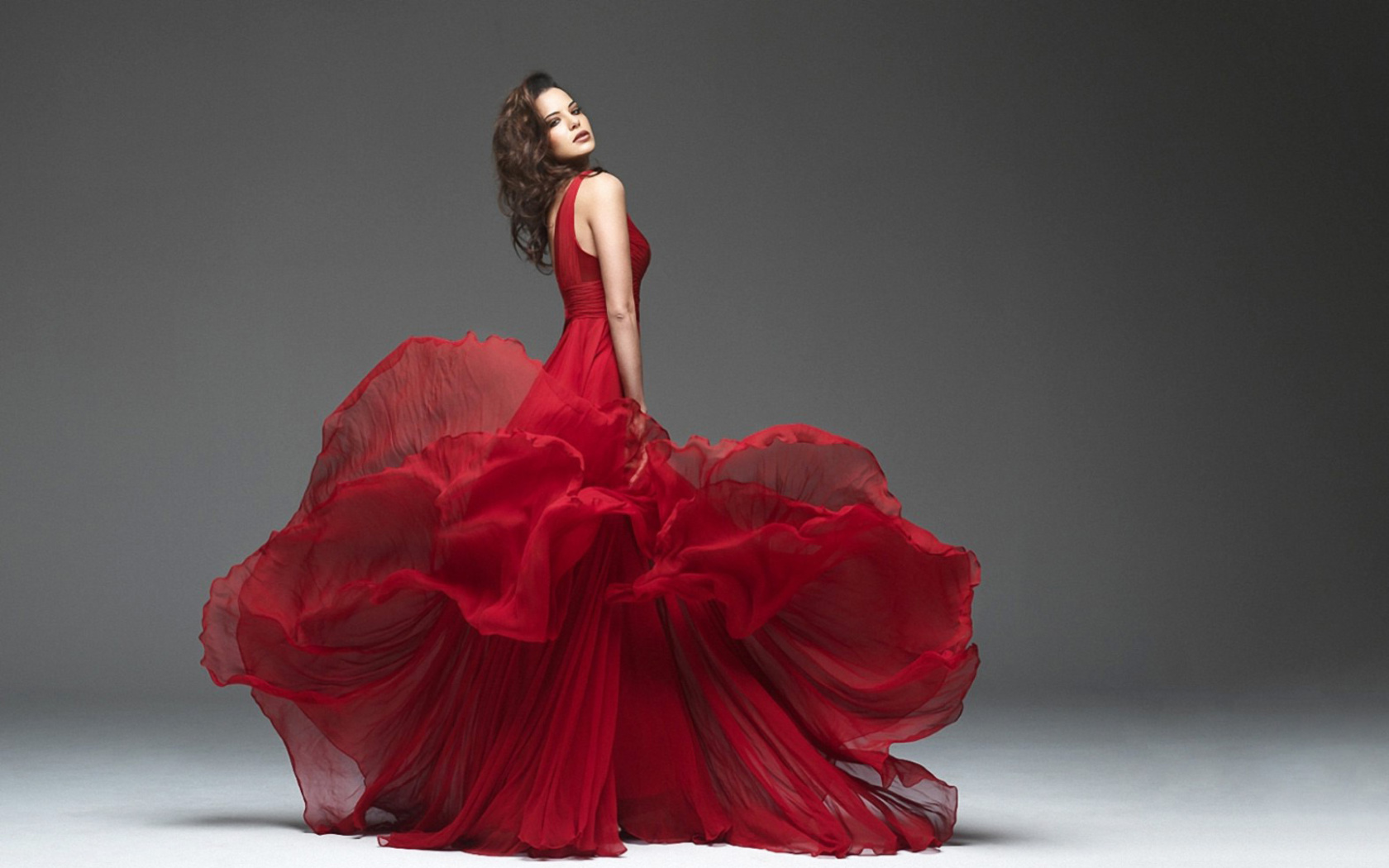 Screenshot №1 pro téma Girl in Beautiful Red Dress 1680x1050