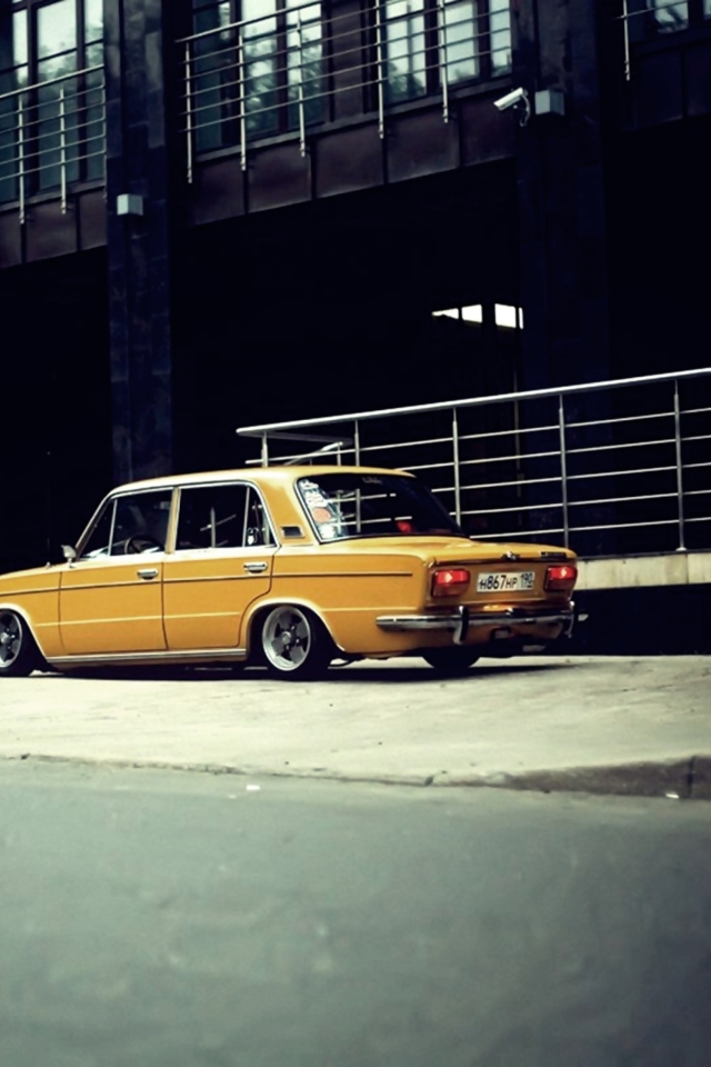 Fondo de pantalla Lada Russian Car 640x960