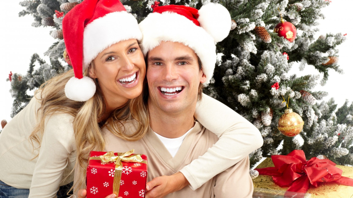 Happy Couple In Christmas And New Year's Eve screenshot #1 1366x768