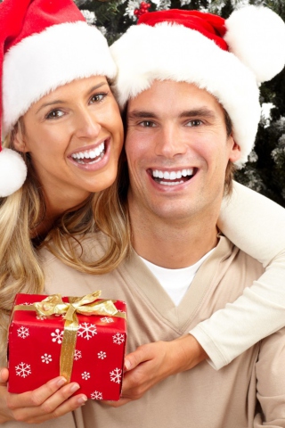 Sfondi Happy Couple In Christmas And New Year's Eve 320x480