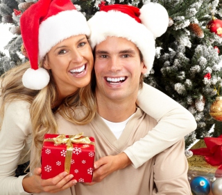 Kostenloses Happy Couple In Christmas And New Year's Eve Wallpaper für 208x208