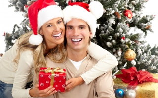 Kostenloses Happy Couple In Christmas And New Year's Eve Wallpaper für Android, iPhone und iPad