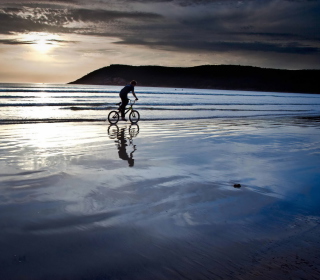 Kostenloses Bicycle Ride By Beach Wallpaper für iPad mini 2