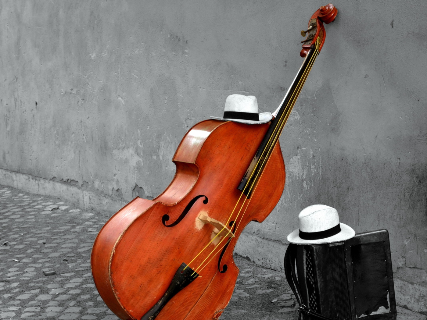 Das Contrabass And Hat On Street Wallpaper 1400x1050