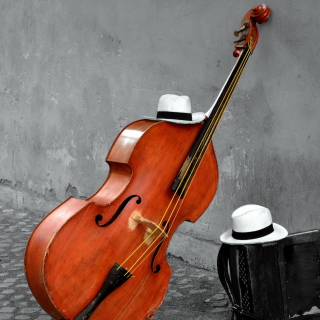 Kostenloses Contrabass And Hat On Street Wallpaper für 128x128