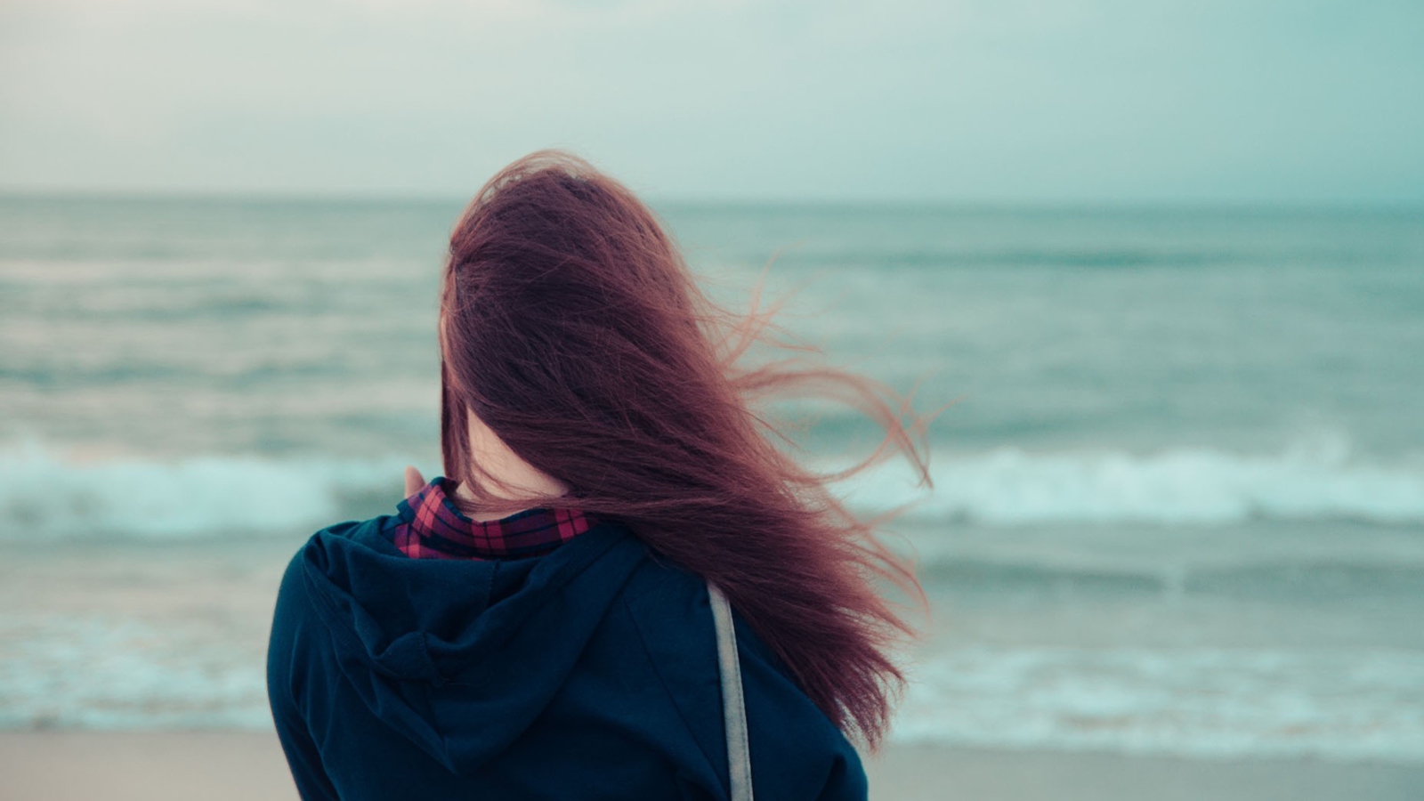 Sfondi Girl Looking At Sea 1600x900