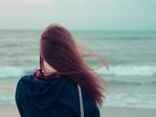 Girl Looking At Sea screenshot #1 320x240