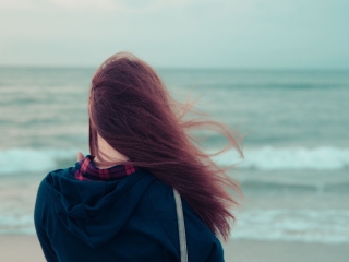 Das Girl Looking At Sea Wallpaper 320x240