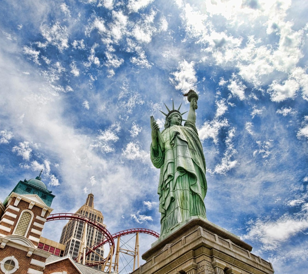 Обои Statue of Liberty in Vegas 1080x960