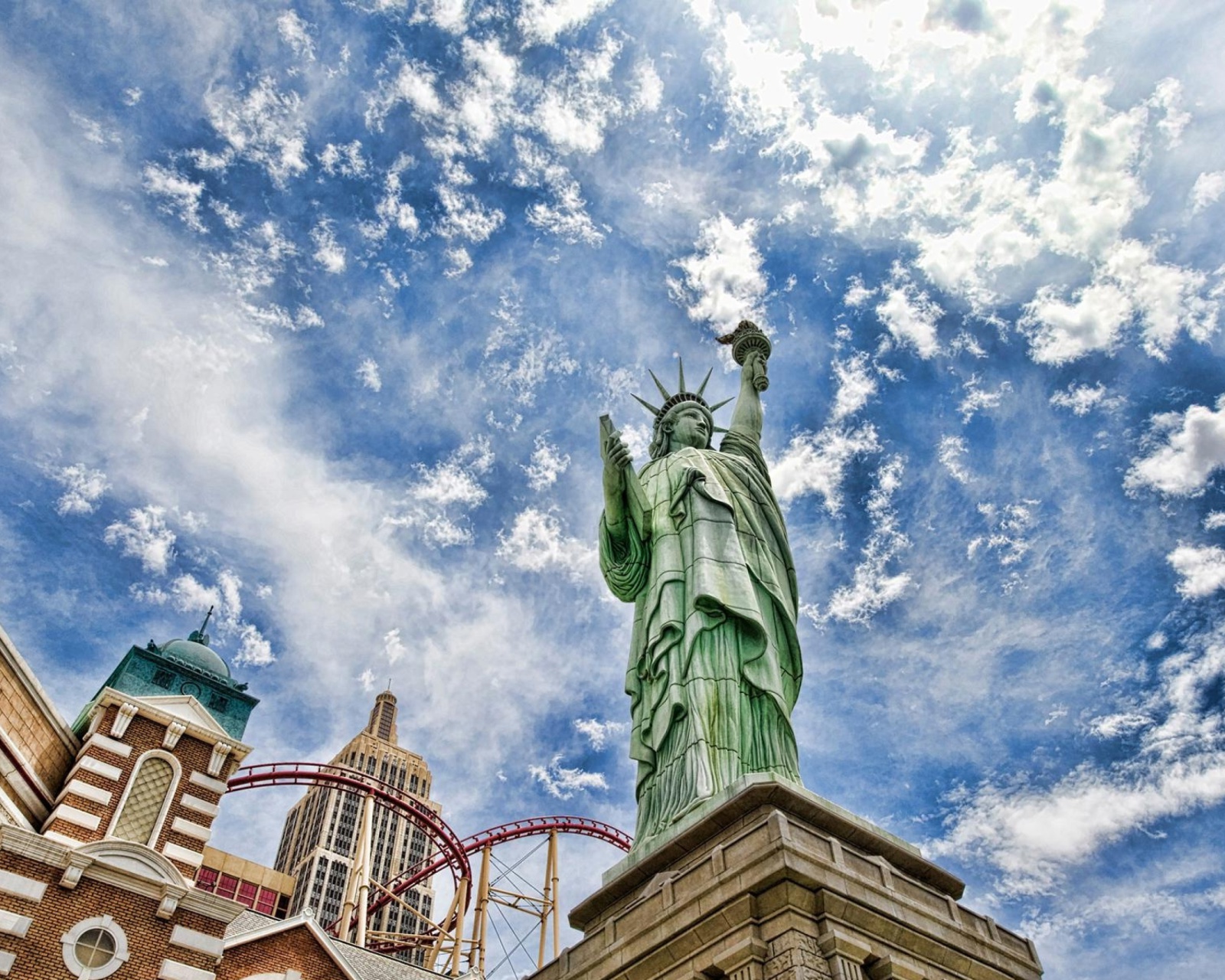 Statue of Liberty in Vegas wallpaper 1600x1280