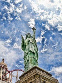 Обои Statue of Liberty in Vegas 240x320