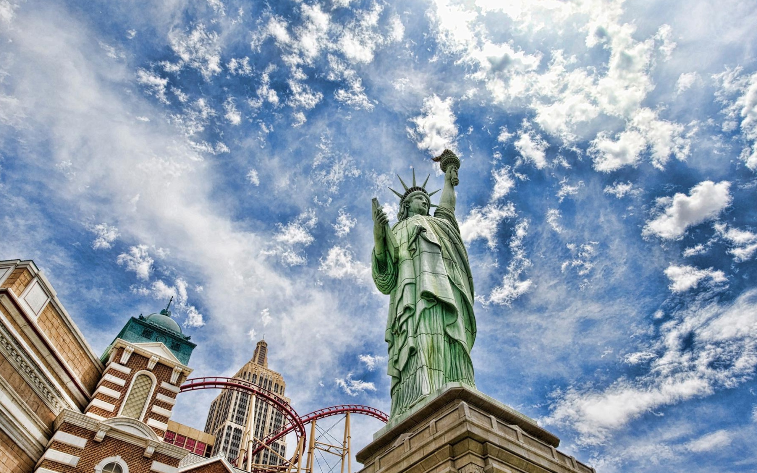 Обои Statue of Liberty in Vegas 2560x1600