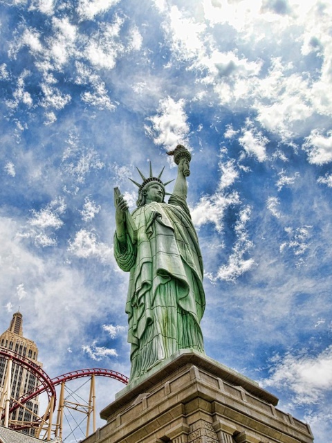 Screenshot №1 pro téma Statue of Liberty in Vegas 480x640