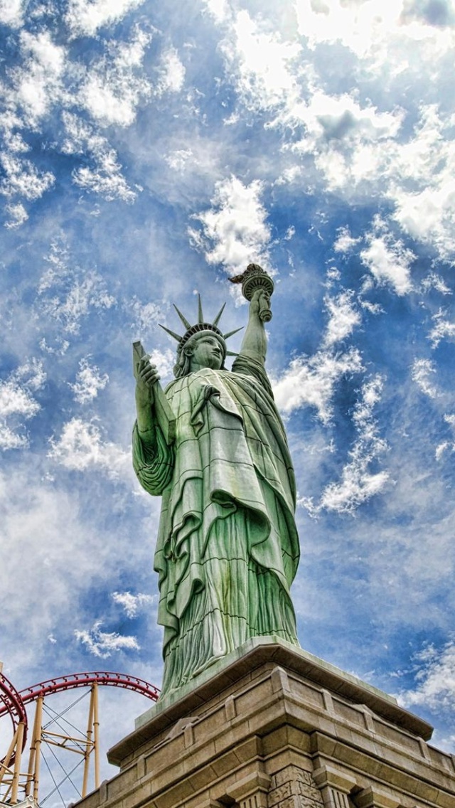 Screenshot №1 pro téma Statue of Liberty in Vegas 640x1136
