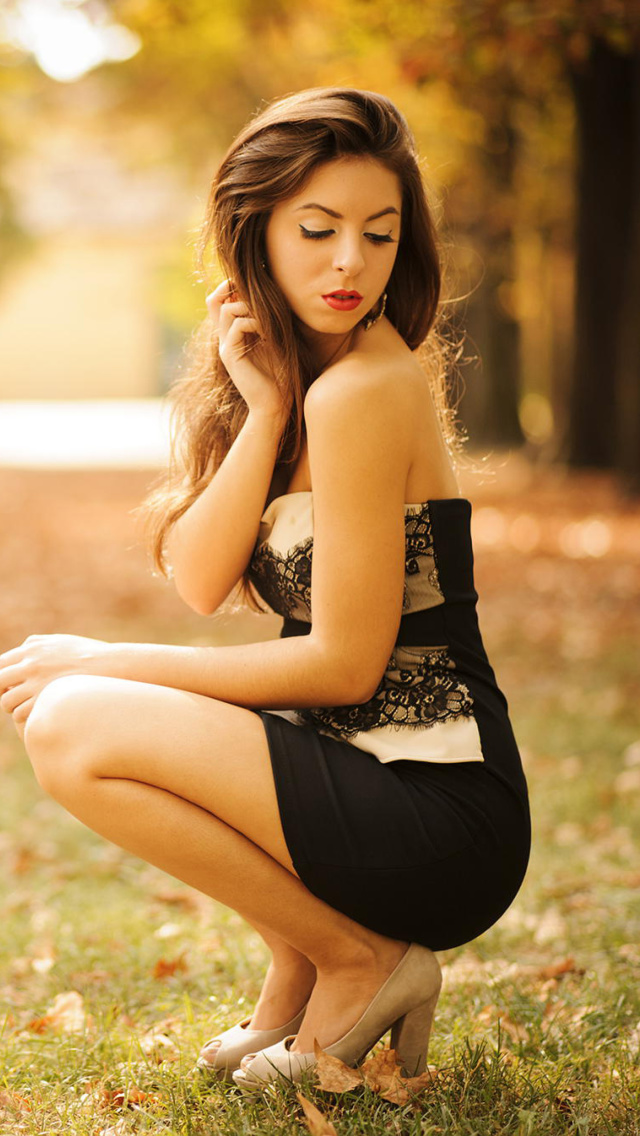 Das Sweet Model in Black Dress Wallpaper 640x1136