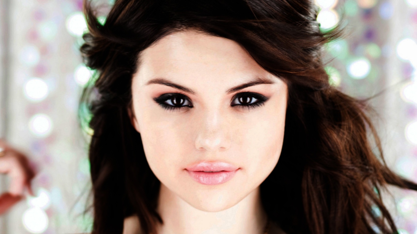 Обои Selena Gomez Portrait 1366x768