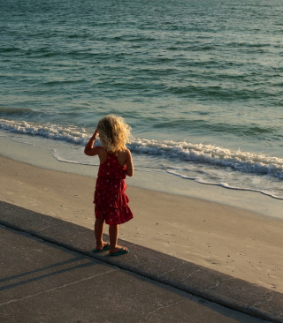 Kostenloses Child Looking At Sea Wallpaper für Nokia X3-02