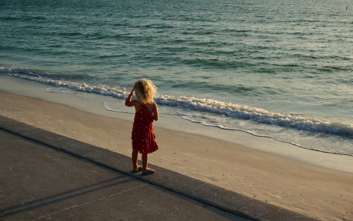 Child Looking At Sea screenshot #1
