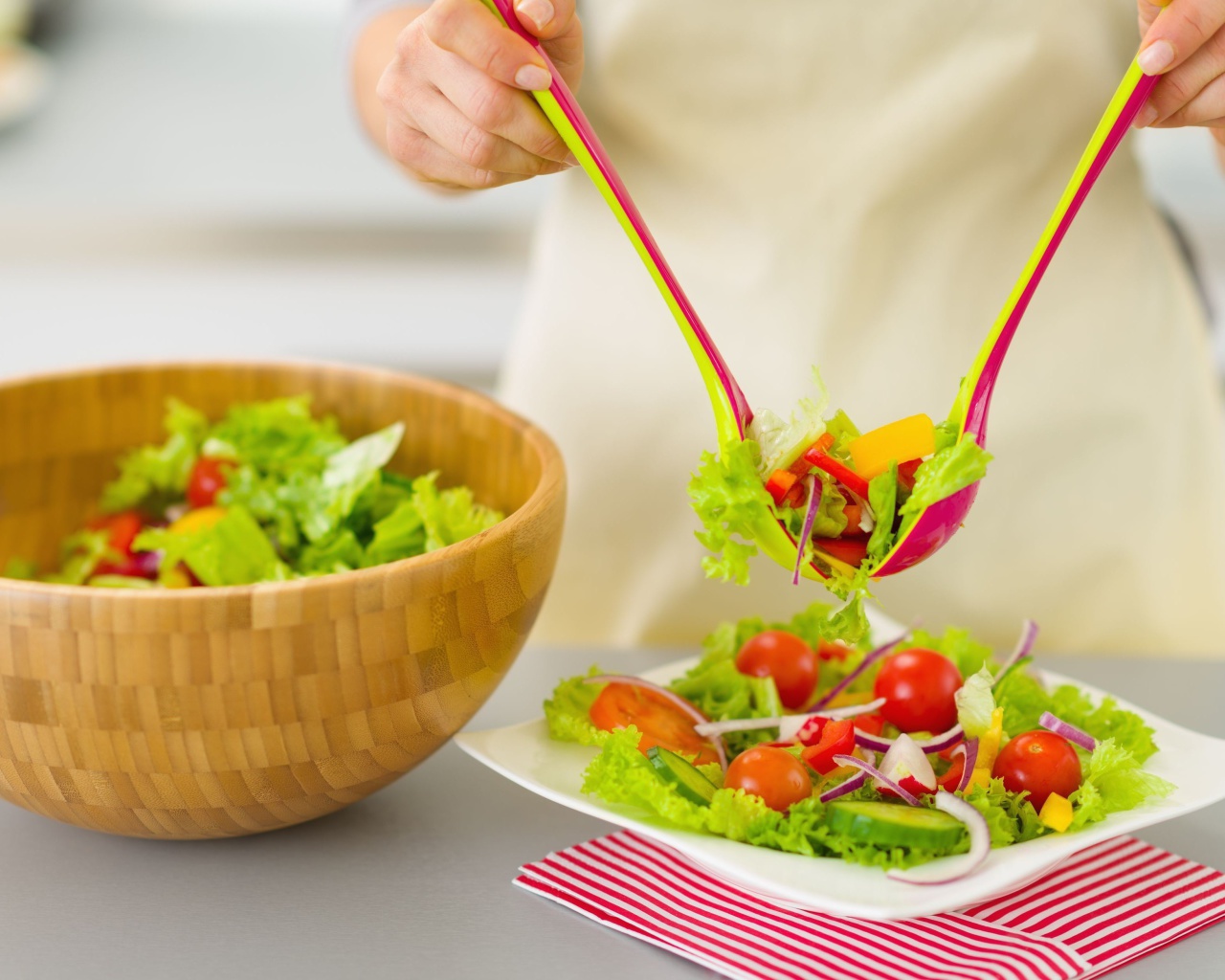 Das Salad with tomatoes Wallpaper 1280x1024