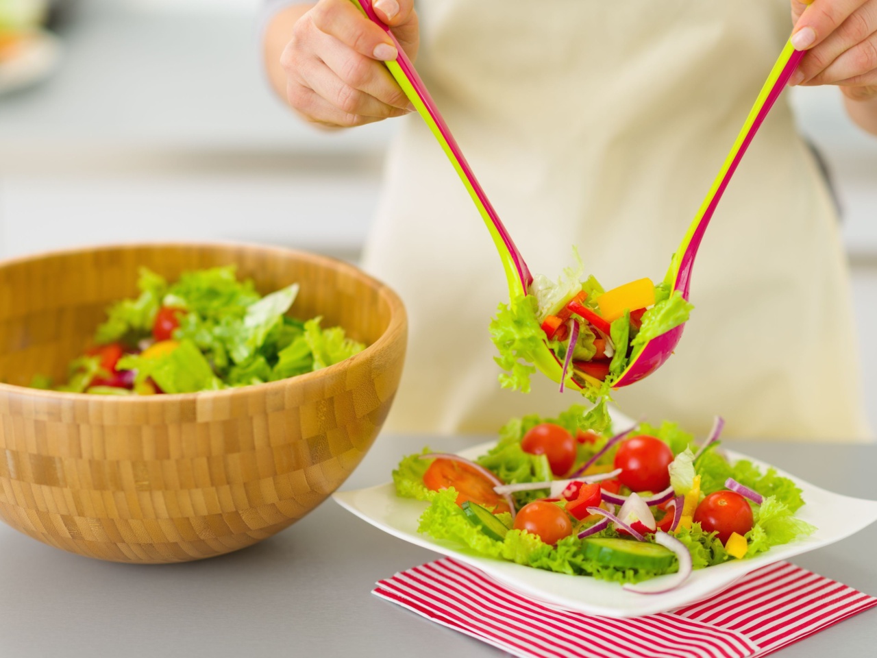 Das Salad with tomatoes Wallpaper 1280x960
